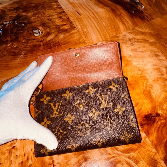 LOUIS VUITTON
Monogram Porte Tresor Etui Papiers
Wallet 1998 france converted - Picture 7 of 16